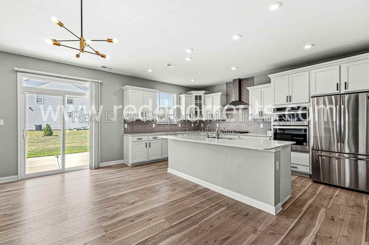 15648 W Rail Dr - Photo 7 of 45