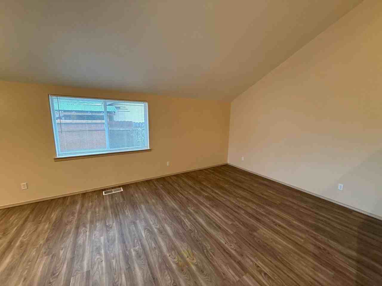 1685 Lucinda Ave Ne - Photo 6 of 35