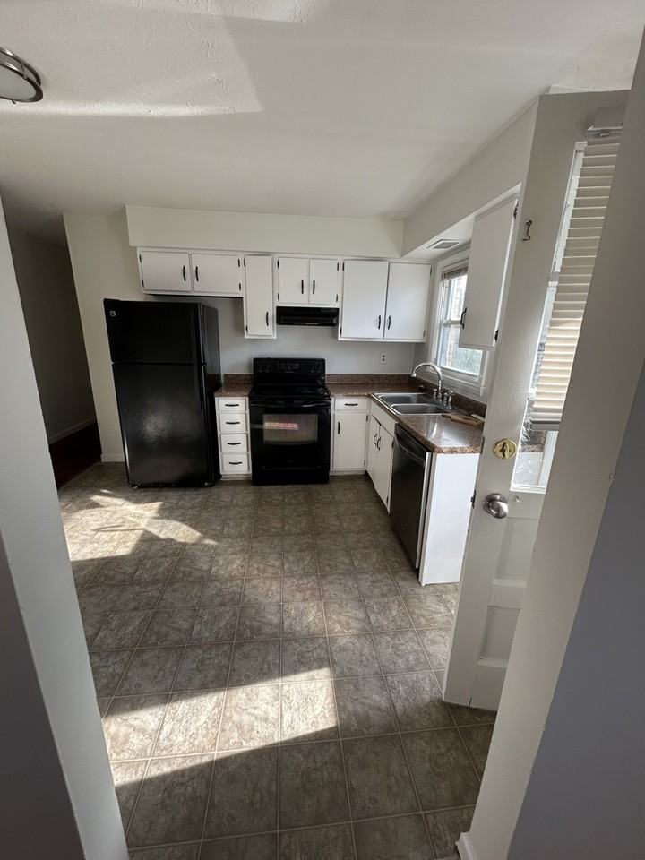 3512 Lansdowne Dr #B - Photo 4 of 9