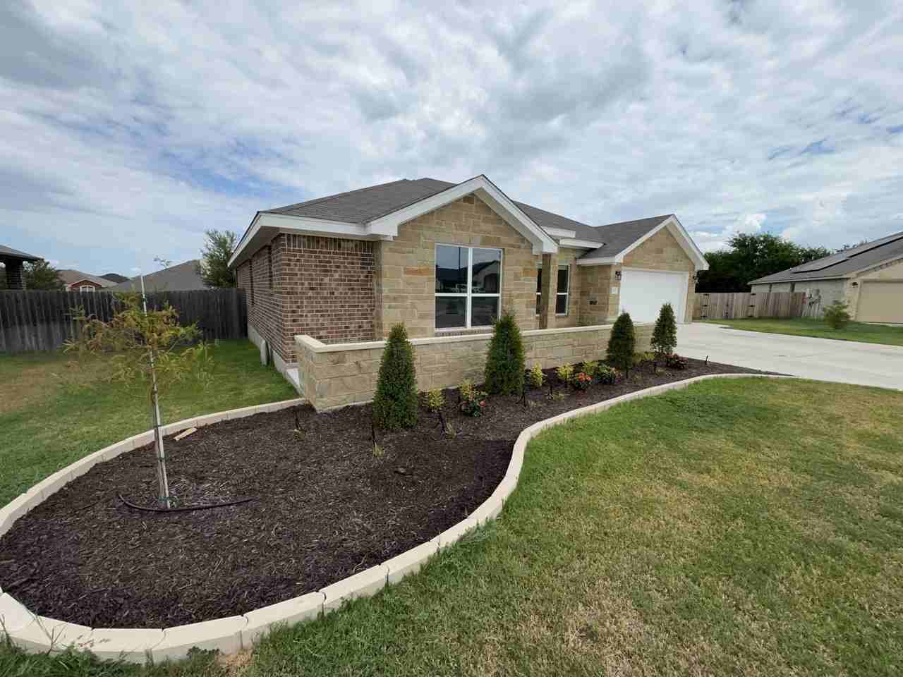 907 Holliday Dr - Photo 2 of 38