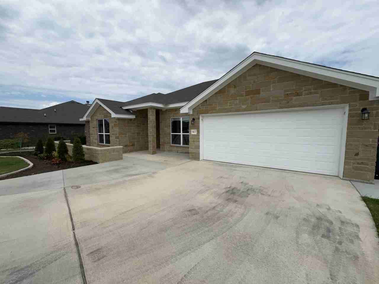 907 Holliday Dr - Photo 3 of 38