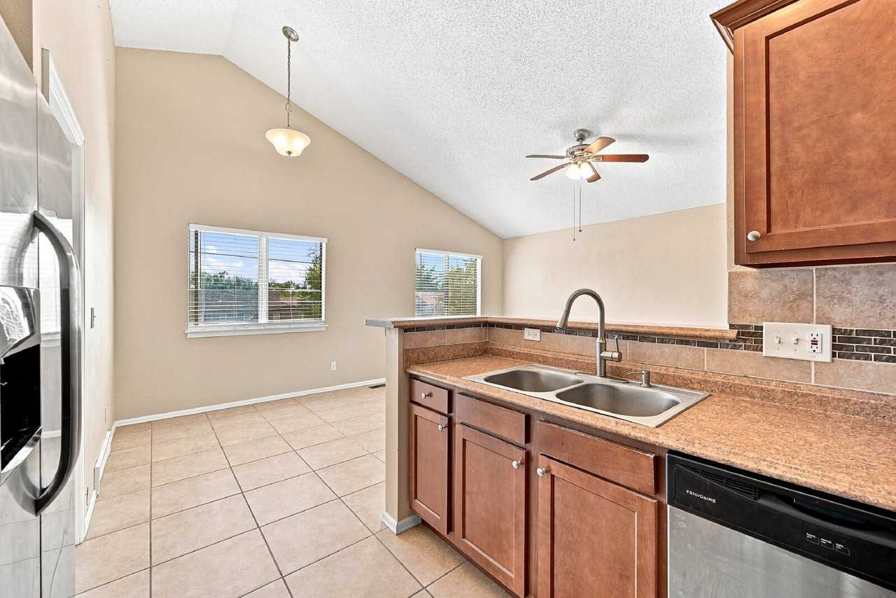 615 Upton Dr - Photo 3 of 40