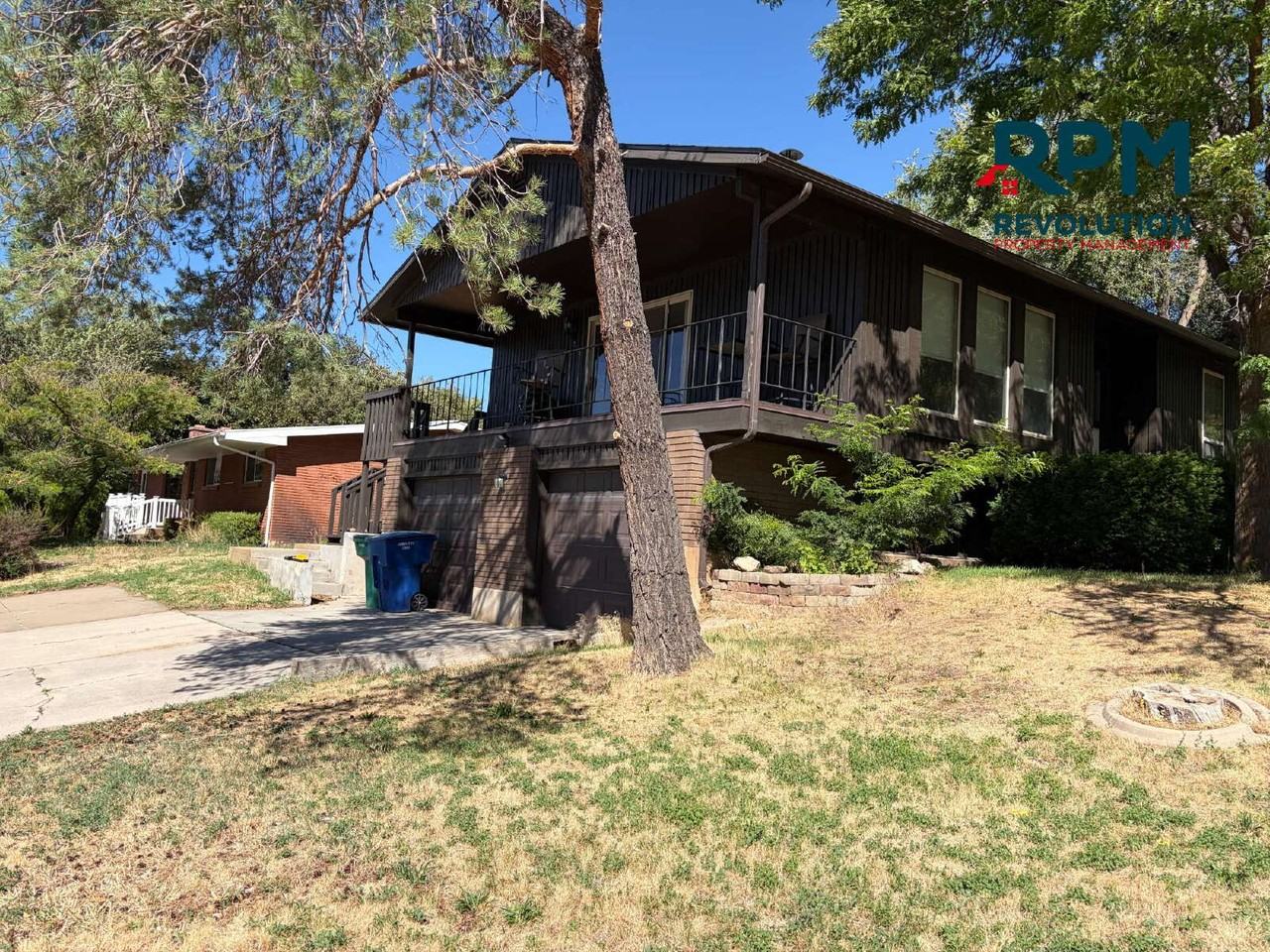1085 Custer Ave - Photo 3 of 16