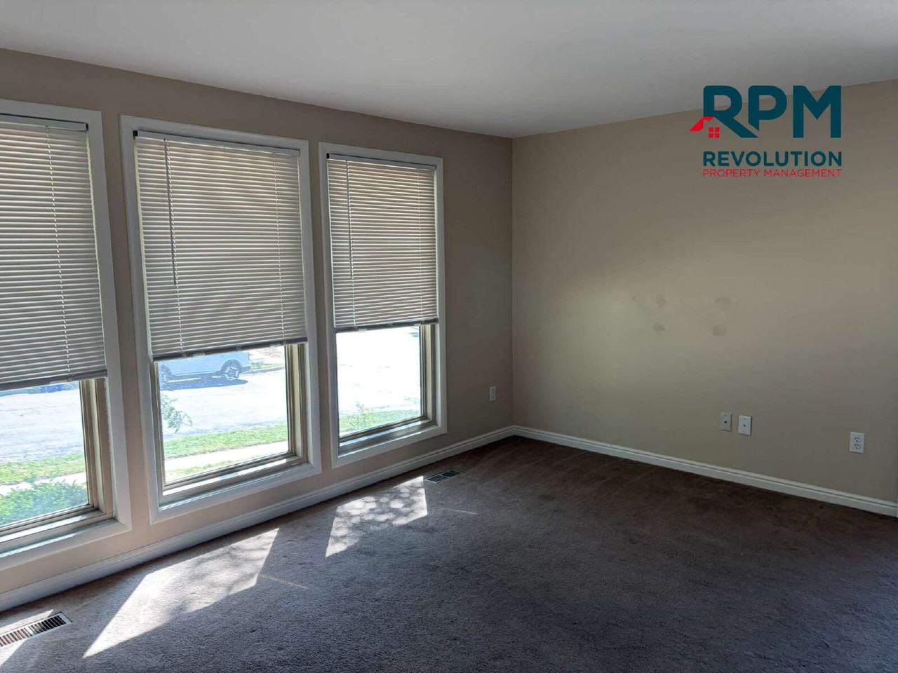 1085 Custer Ave - Photo 4 of 16