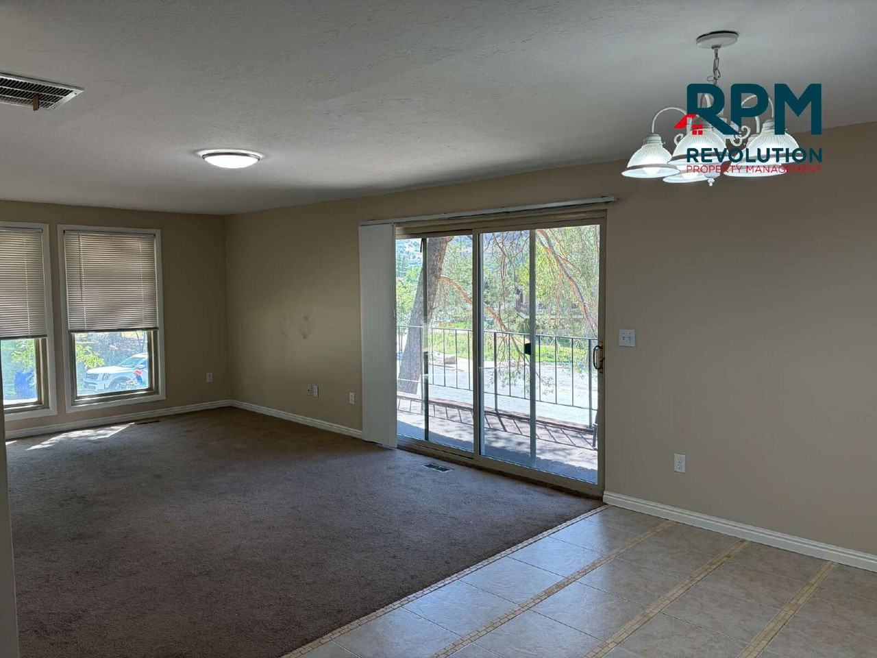 1085 Custer Ave - Photo 6 of 16