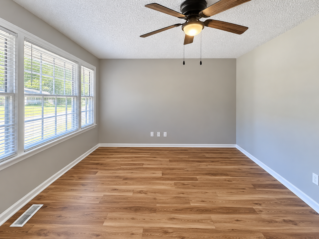 3728 Baywater Dr - Photo 4 of 18