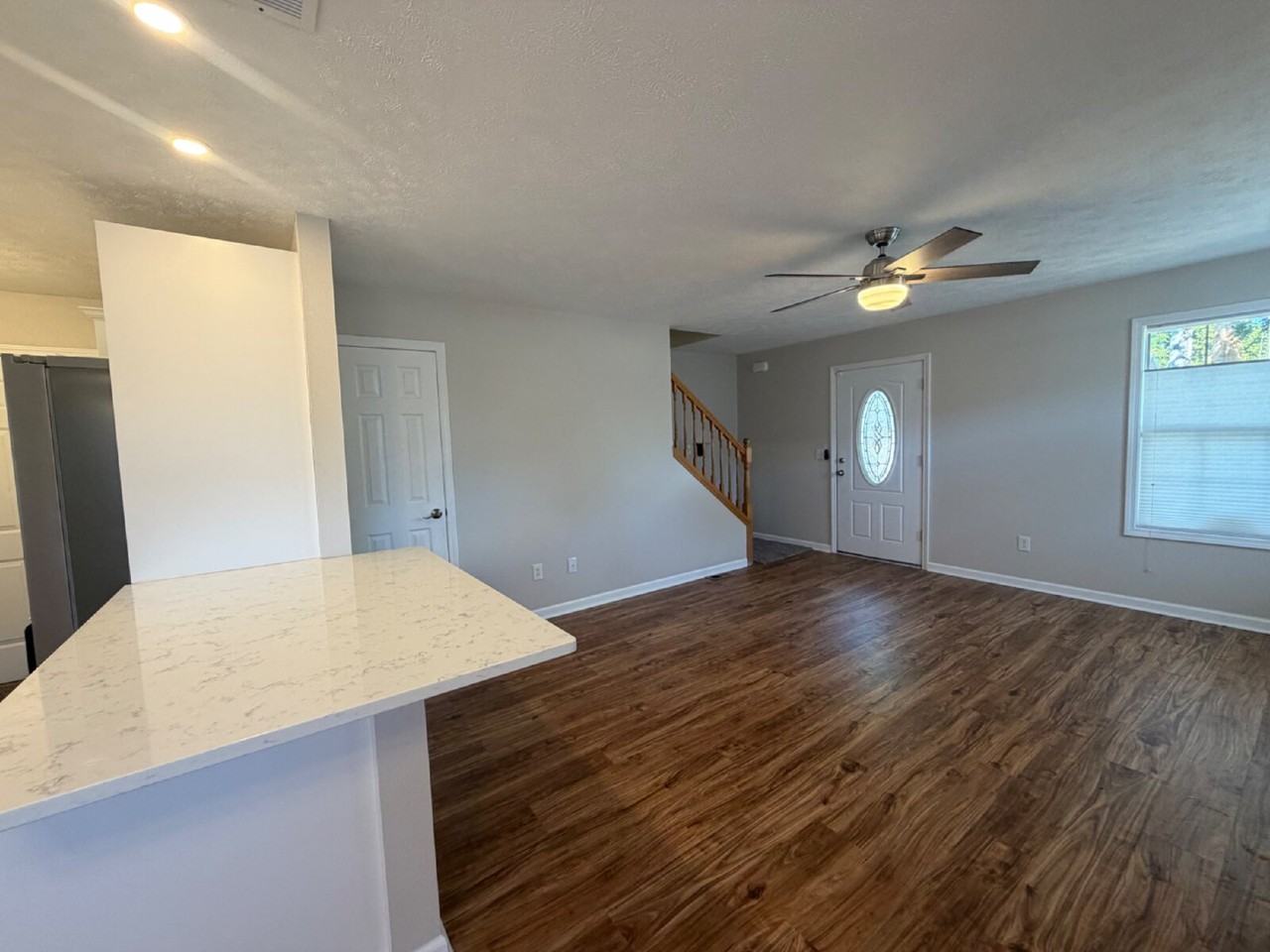 369 Knox Ave - Photo 3 of 31