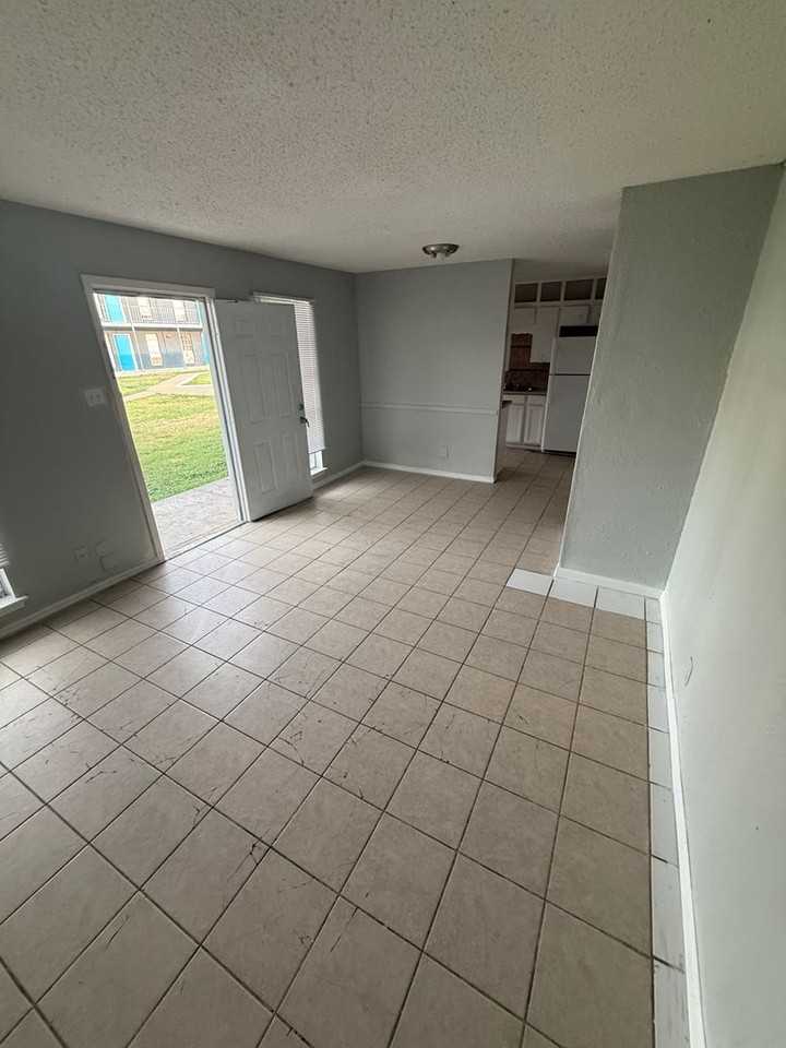 Eastgate Apartments - Photo 4 of 19