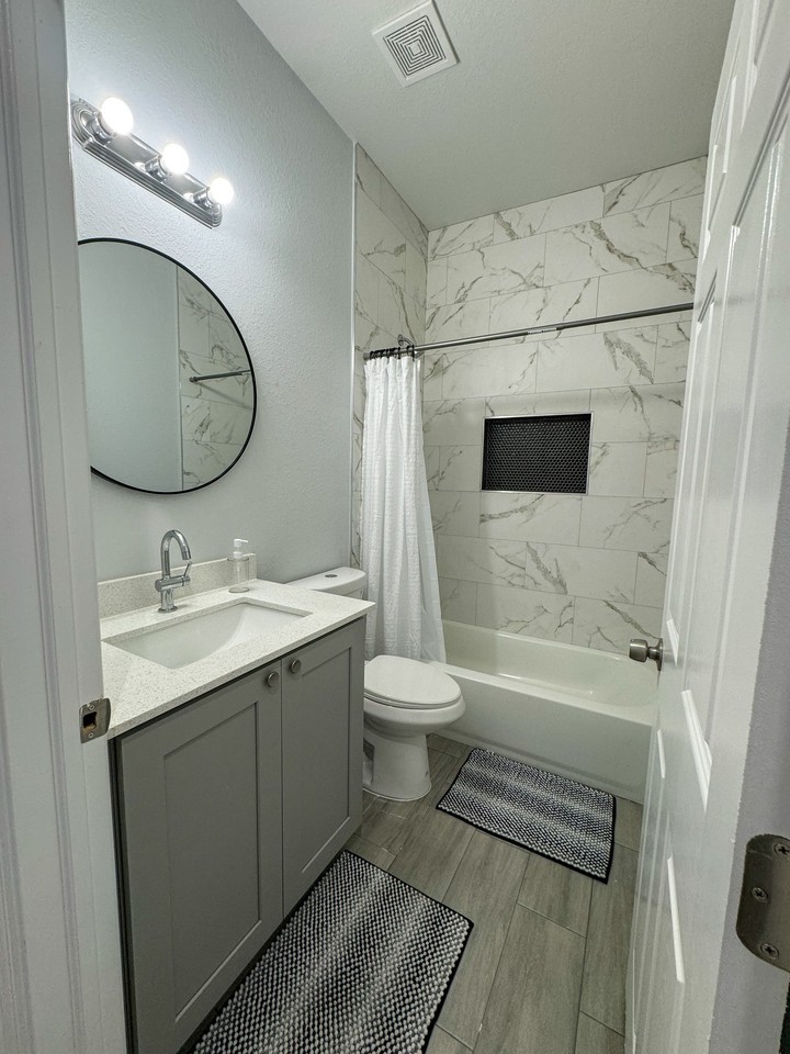 1033 W 32nd St - Photo 3 of 7