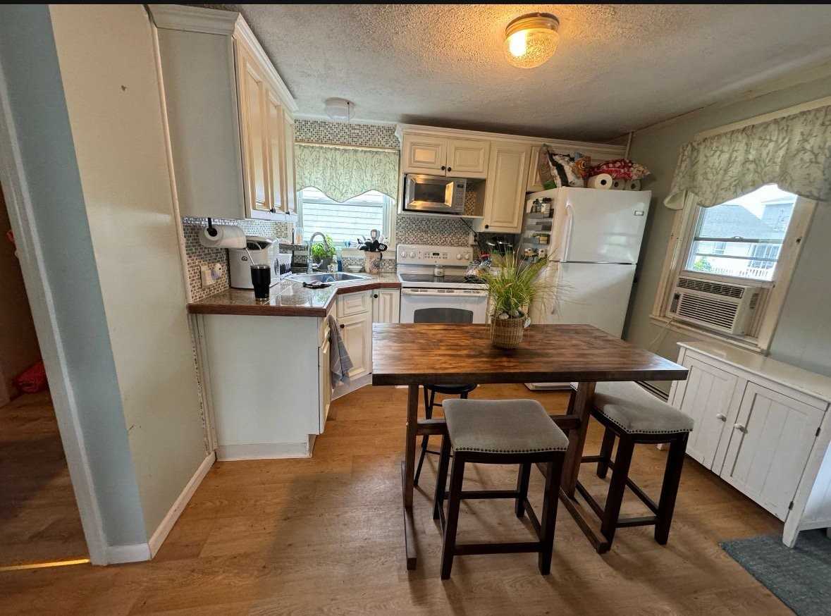 71 Swan Ave #A - Photo 4 of 7