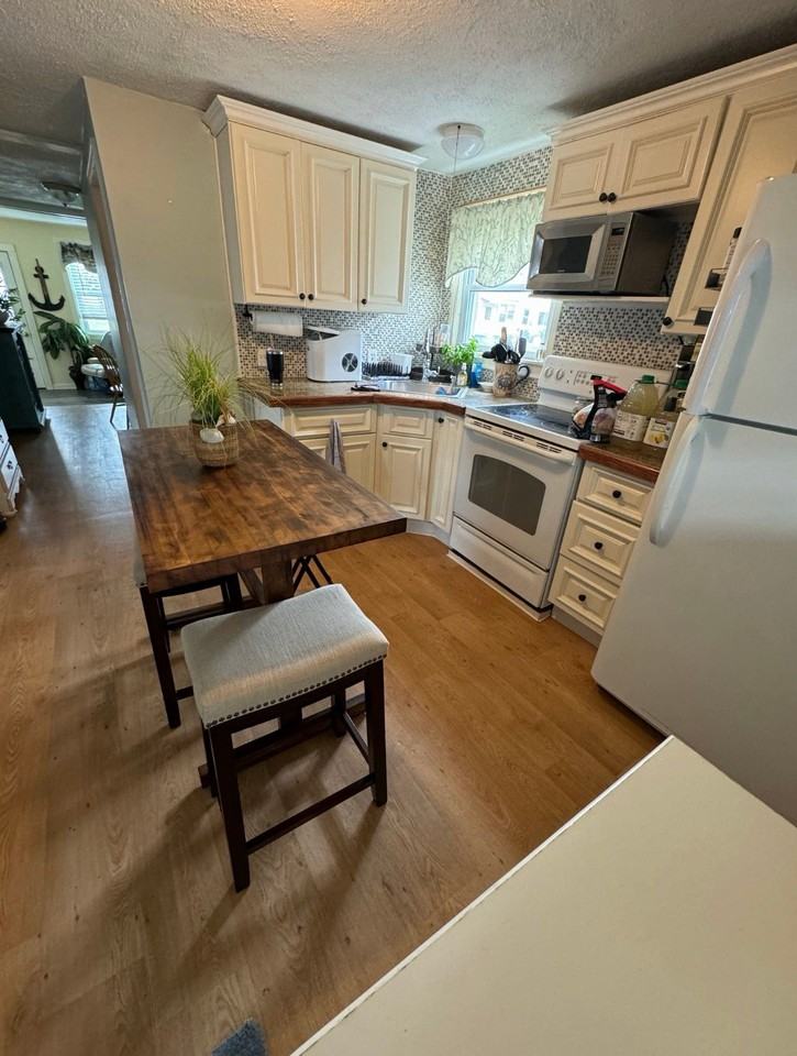 71 Swan Ave #A - Photo 5 of 7