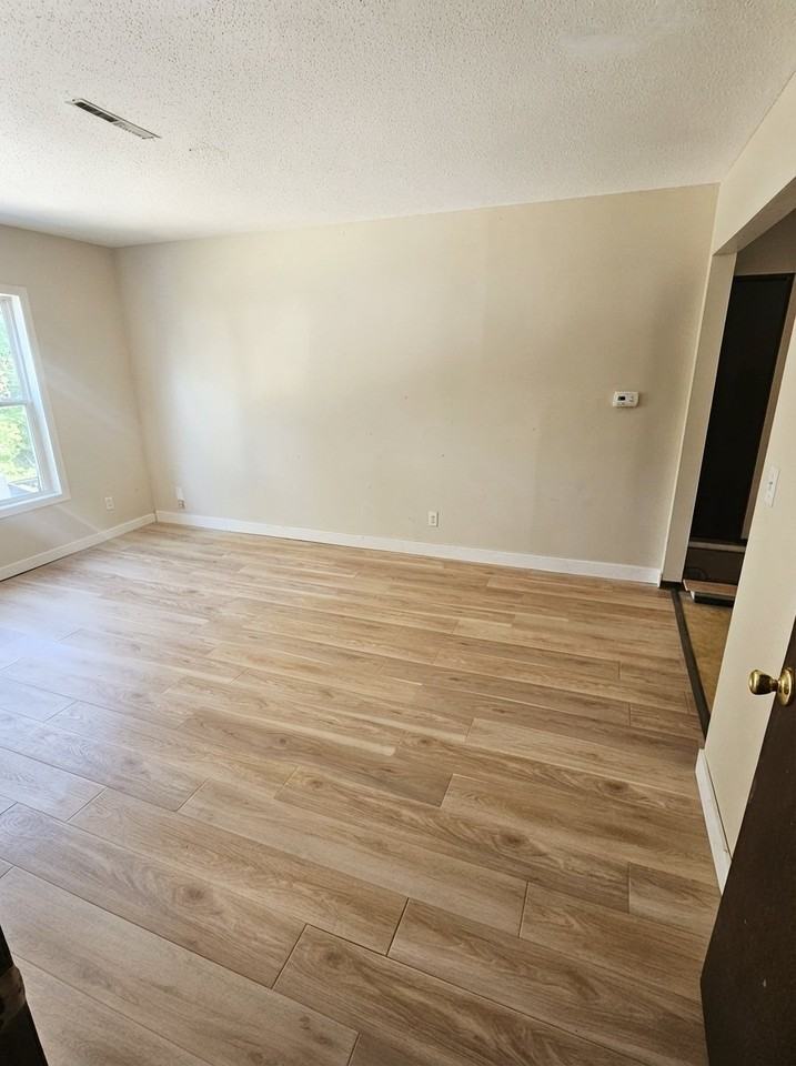 2324 E Locust St #111 - Photo 5 of 6