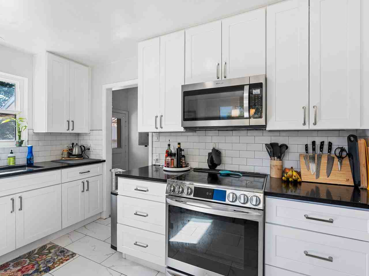 576 E St - Photo 2 of 17