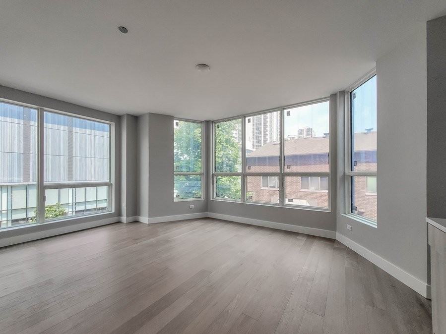 1218 N Clark St - Photo 2 of 13