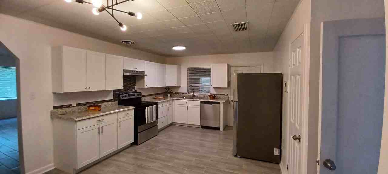 9124 8th Ave - Photo 2 of 8