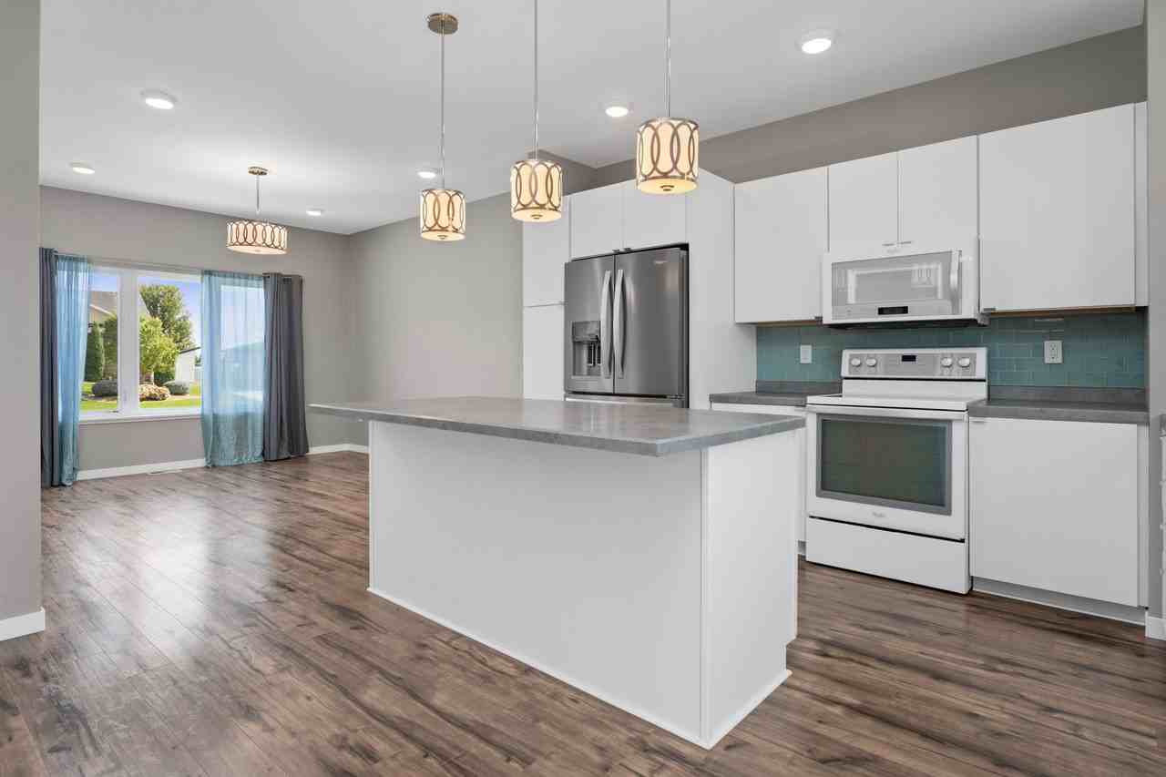 3906 Lone Peak Dr - Photo 3 of 12