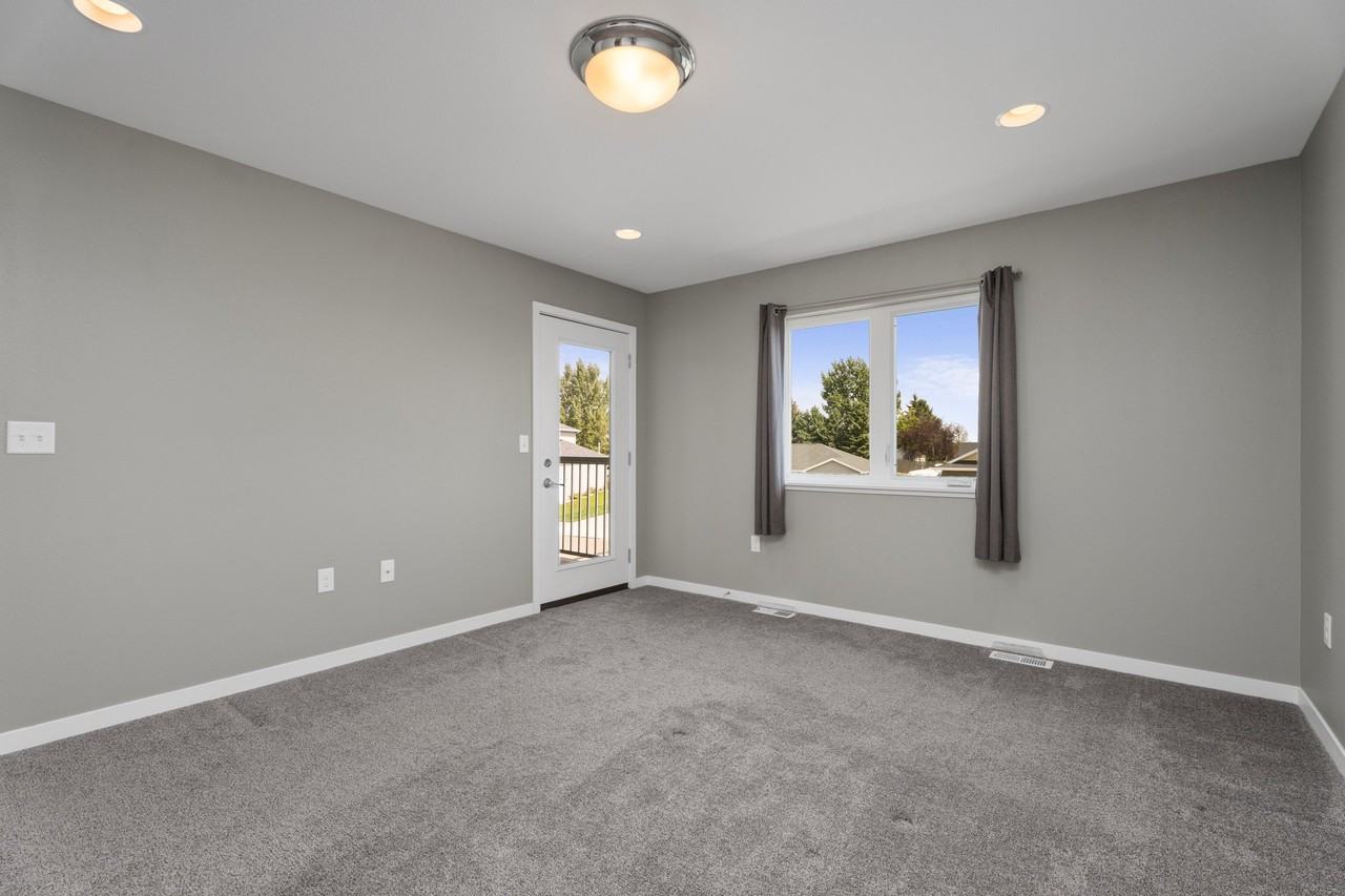 3906 Lone Peak Dr - Photo 5 of 12