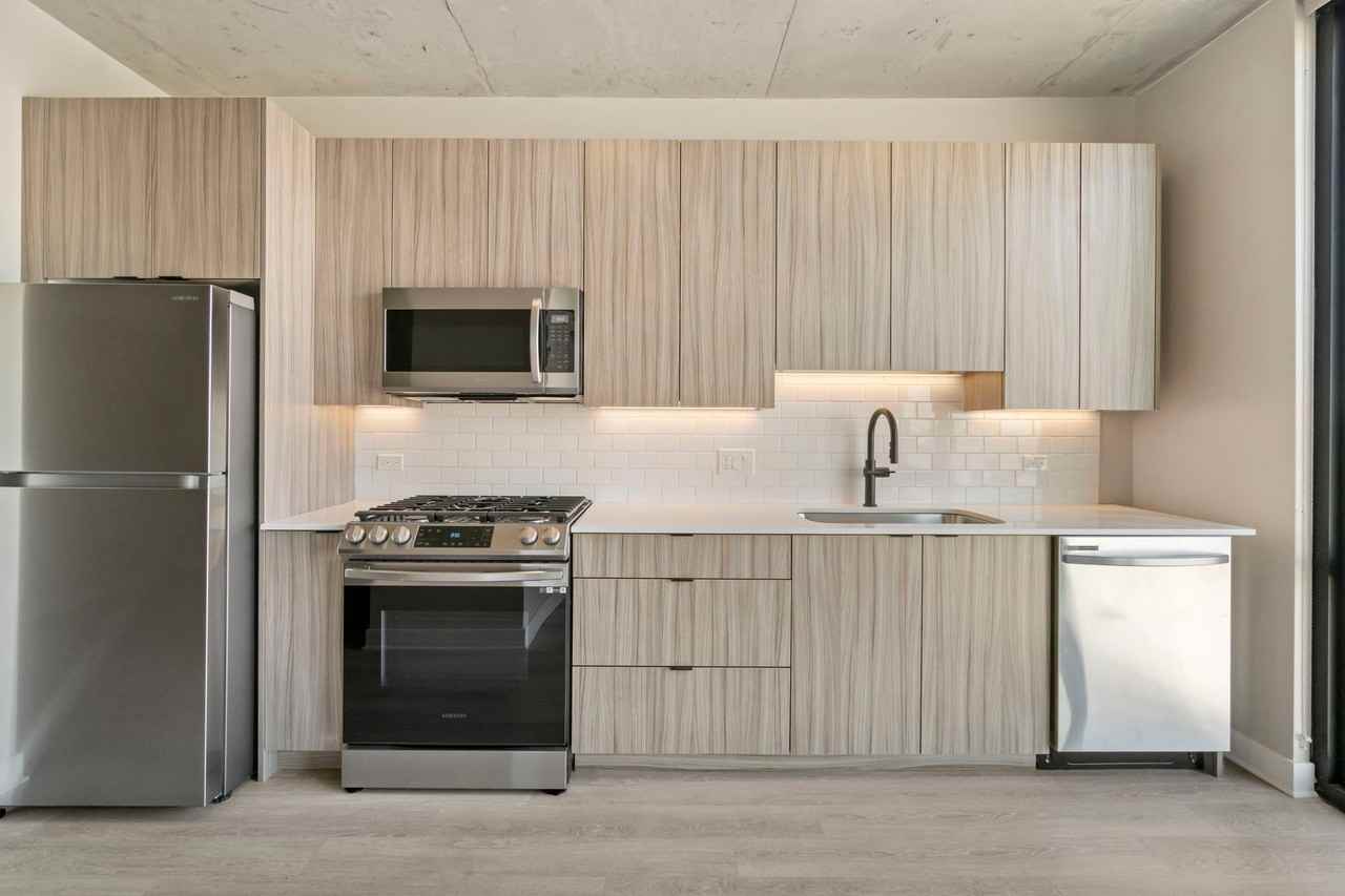 4614 N Broadway St - Photo 4 of 11