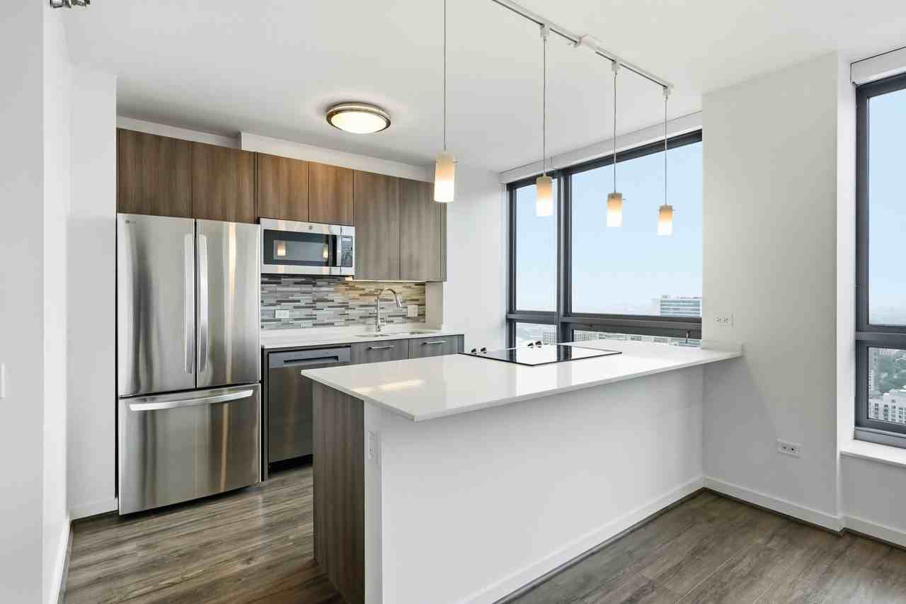 357 W Hubbard St - Photo 2 of 9