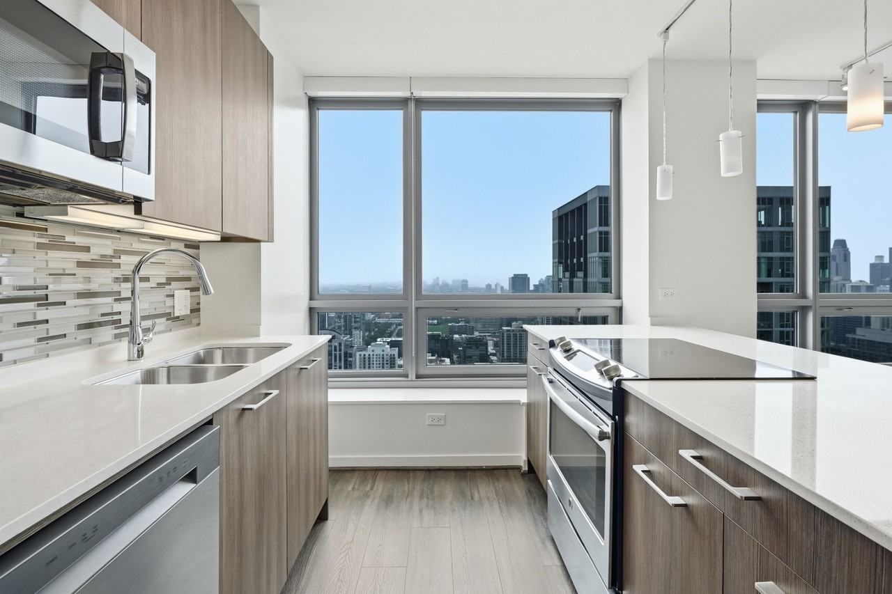 357 W Hubbard St - Photo 3 of 9