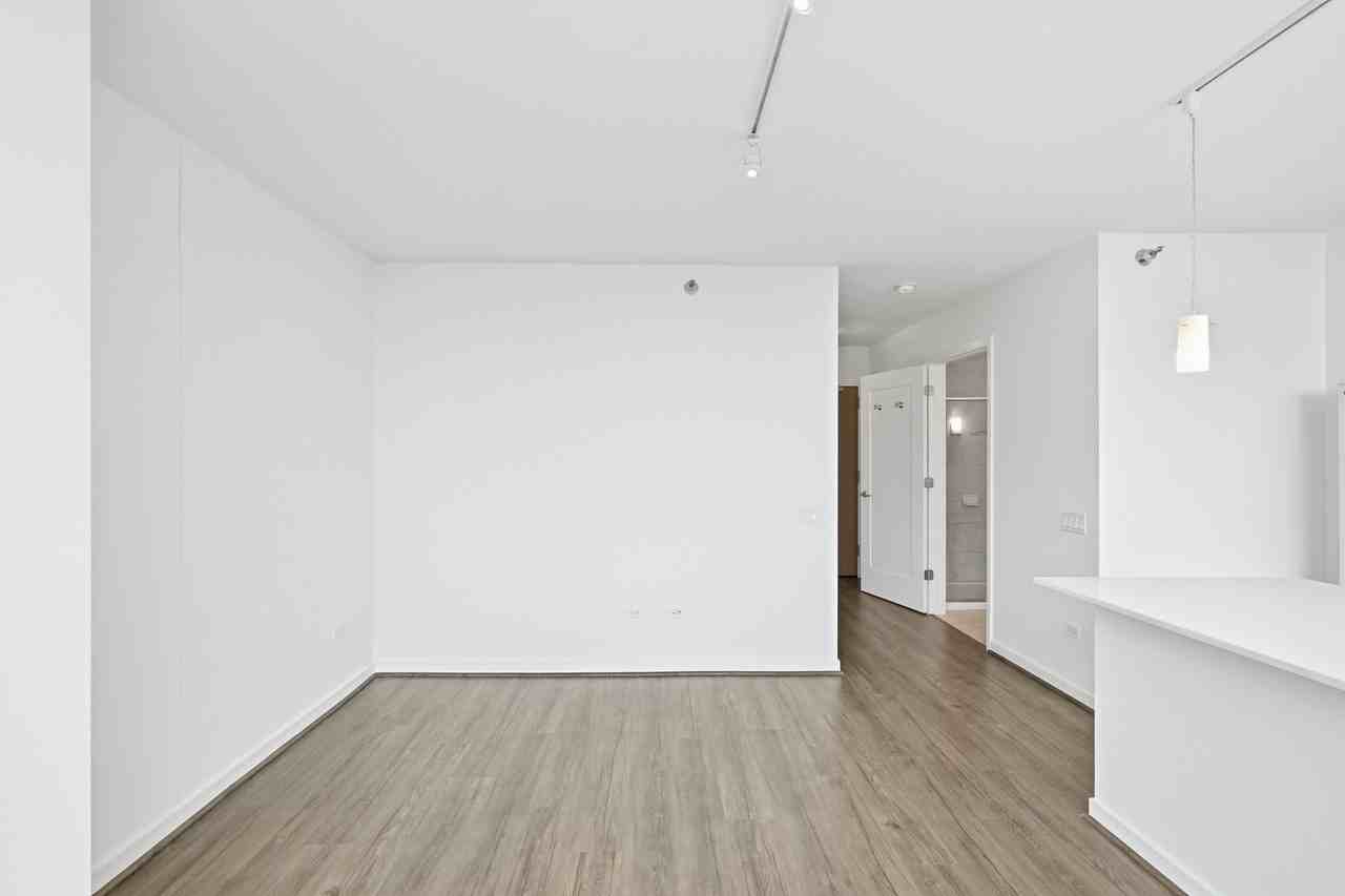 357 W Hubbard St - Photo 4 of 9