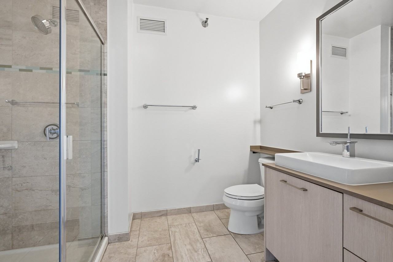 357 W Hubbard St - Photo 5 of 9