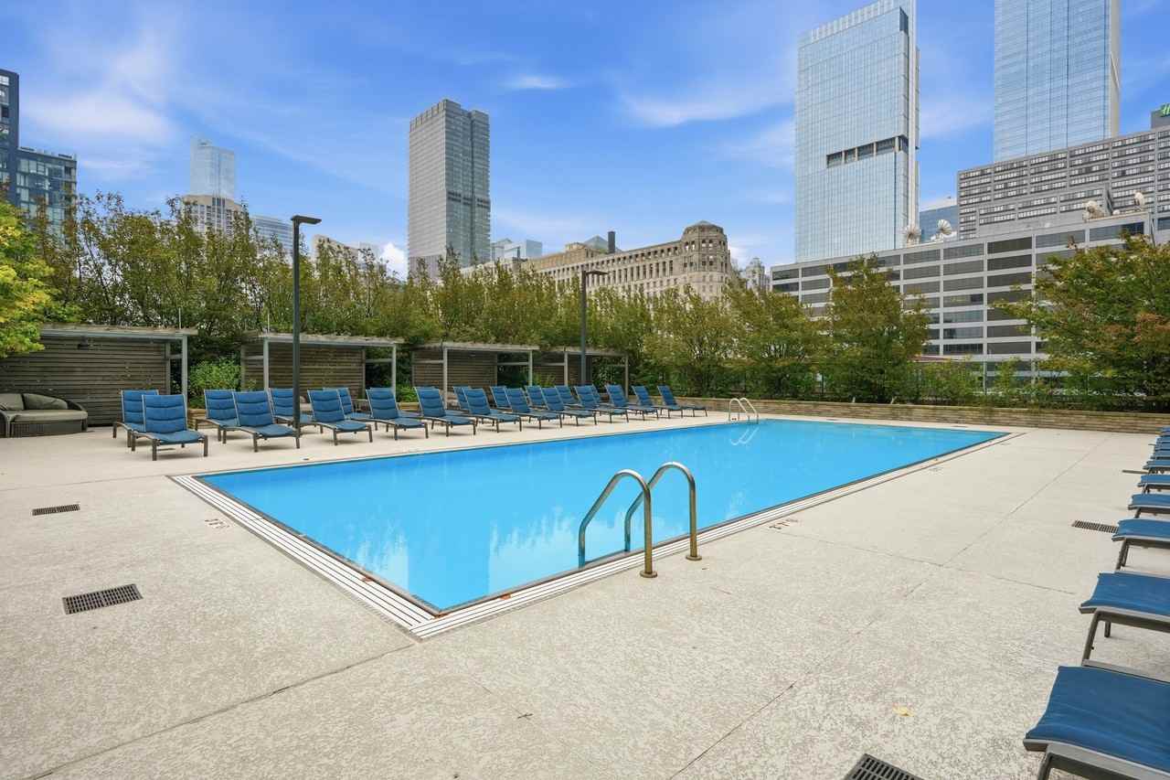357 W Hubbard St - Photo 7 of 9
