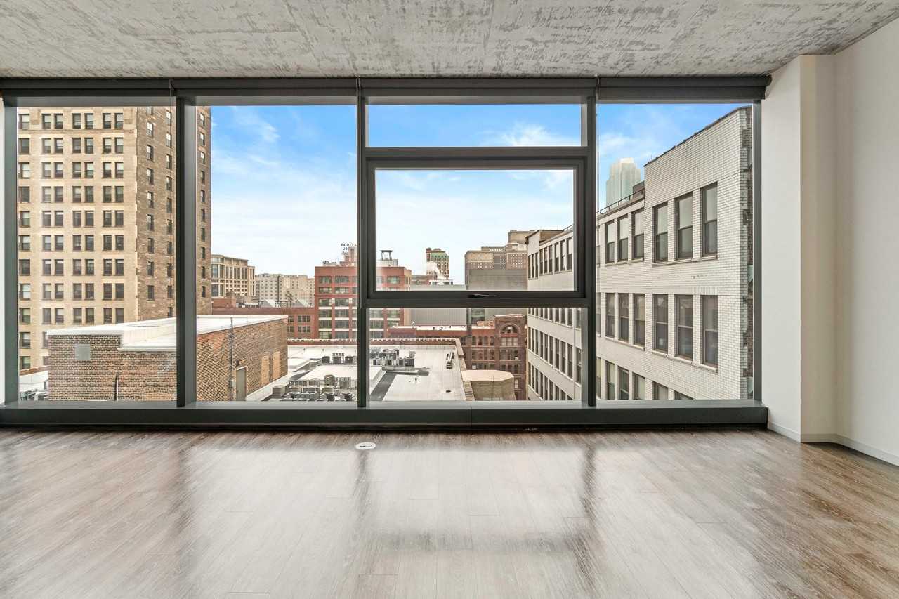 718 S Clark St - Photo 2 of 11