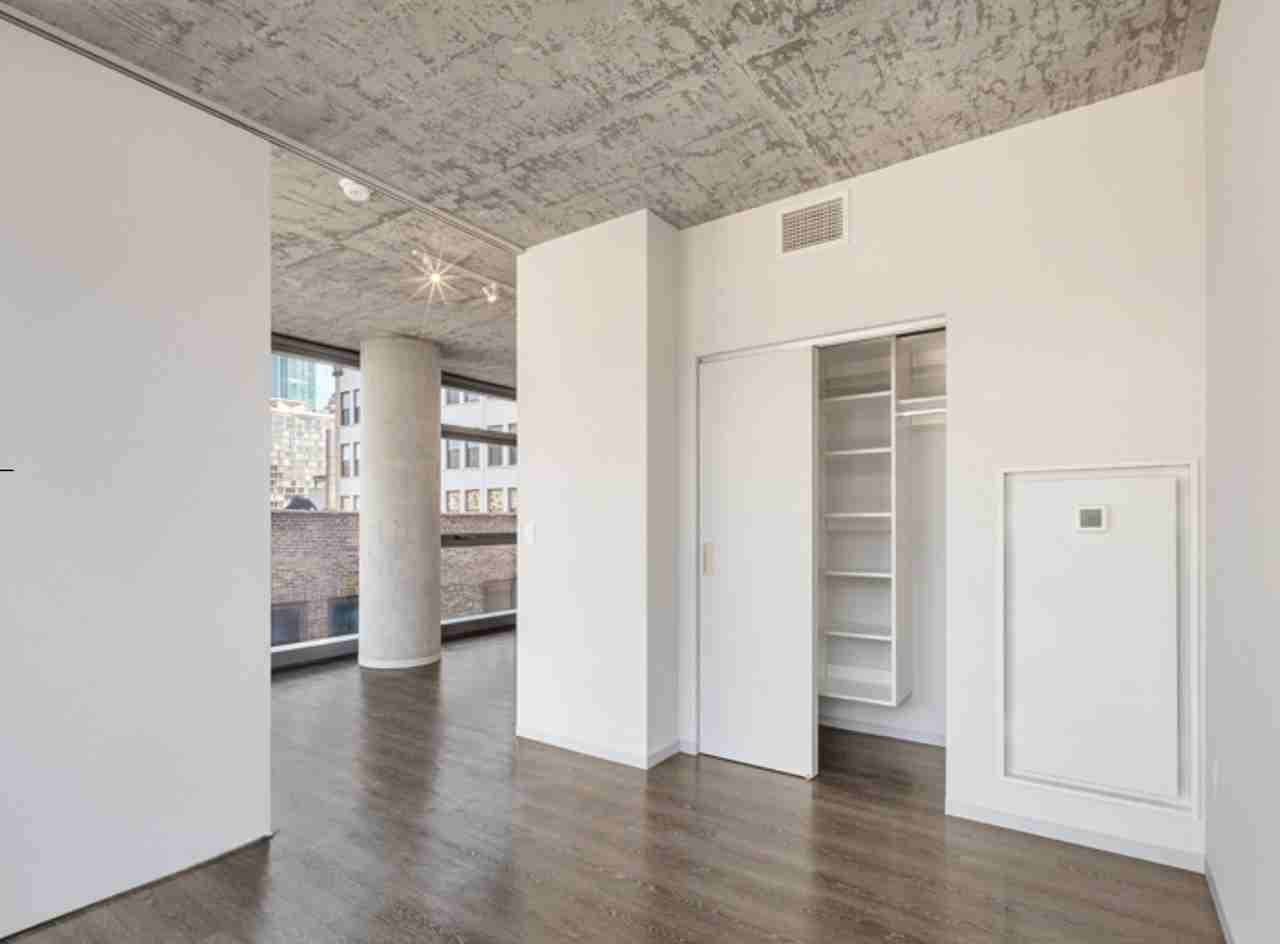 718 S Clark St - Photo 4 of 11