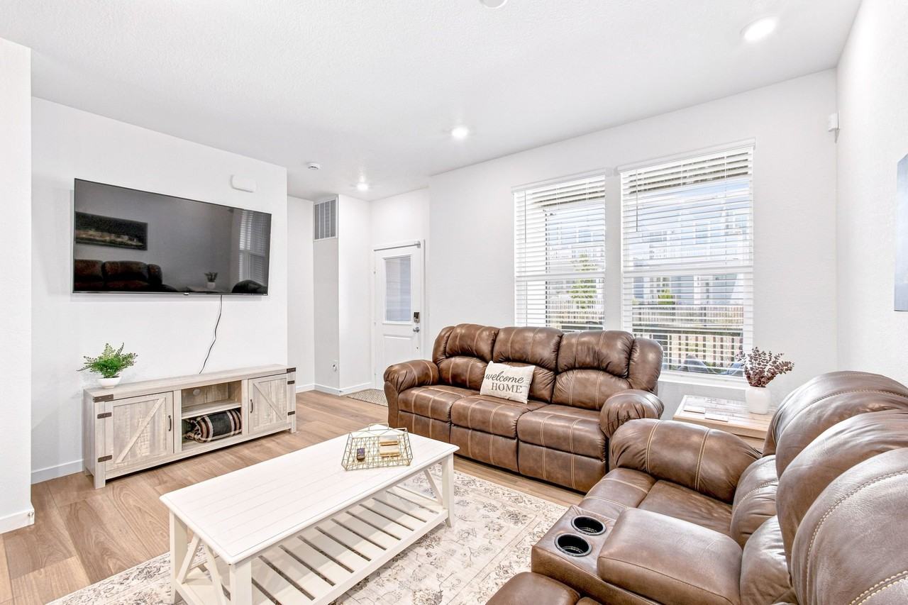 8953 Whieclover St - Photo 3 of 20