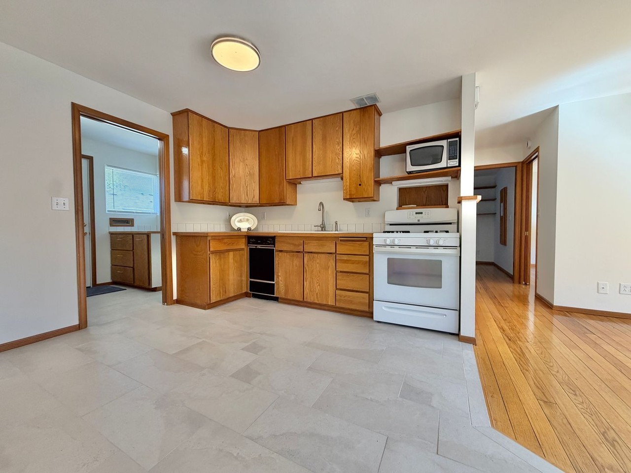 243 Apple St - Photo 3 of 23