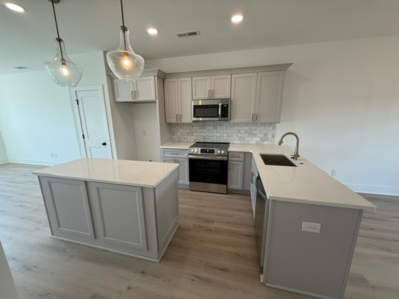 6038 Old Pineville Rd - Photo 4 of 22