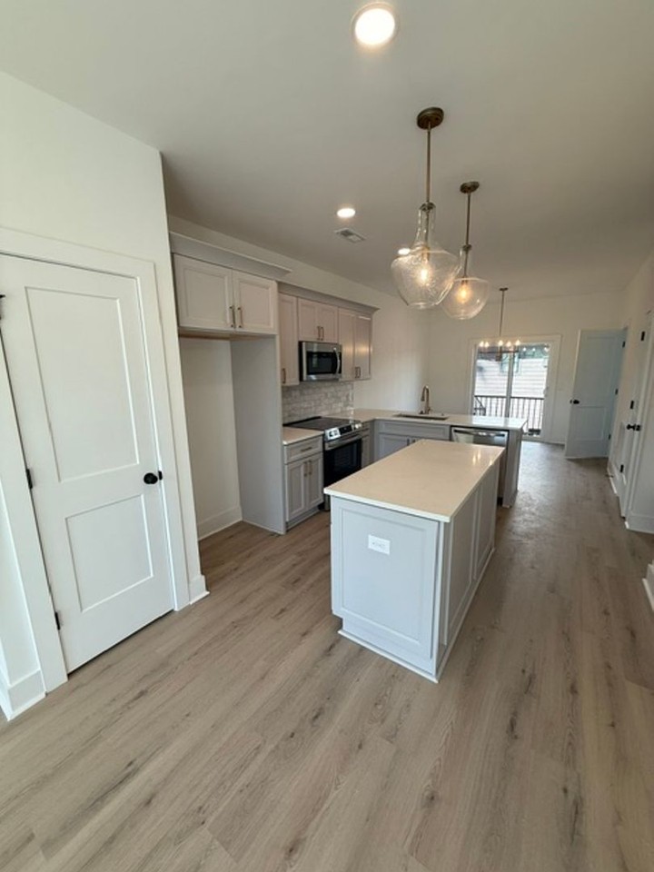 6038 Old Pineville Rd - Photo 5 of 22