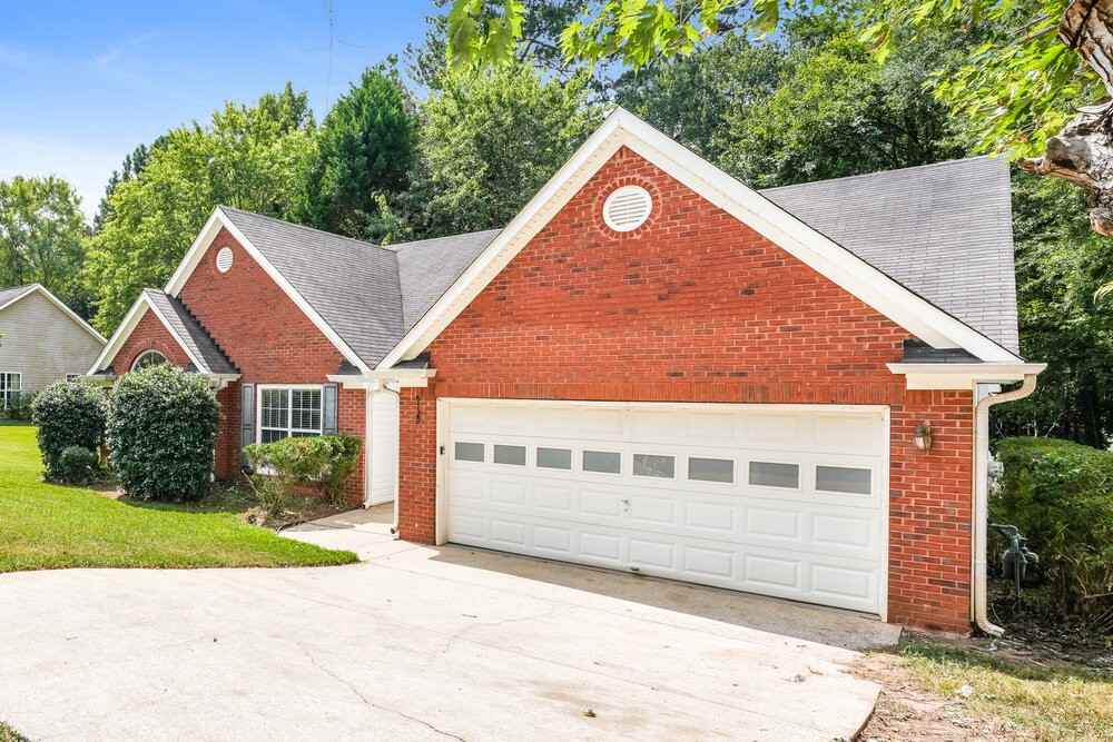 5729 Lakeview Cir - Photo 3 of 16