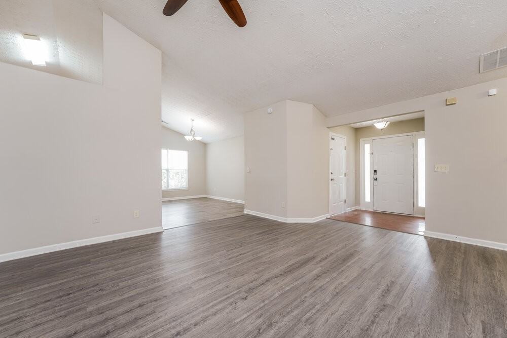 5729 Lakeview Cir - Photo 4 of 16
