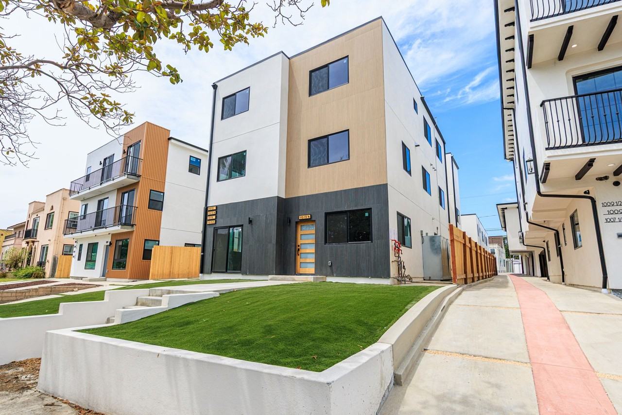 GORGEOUS NEW TOWNHOMES IN PRIME LOCATION - Photo 4 of 34