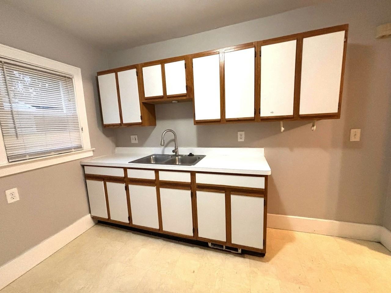 436 East Cambourne Street - Photo 5 of 9