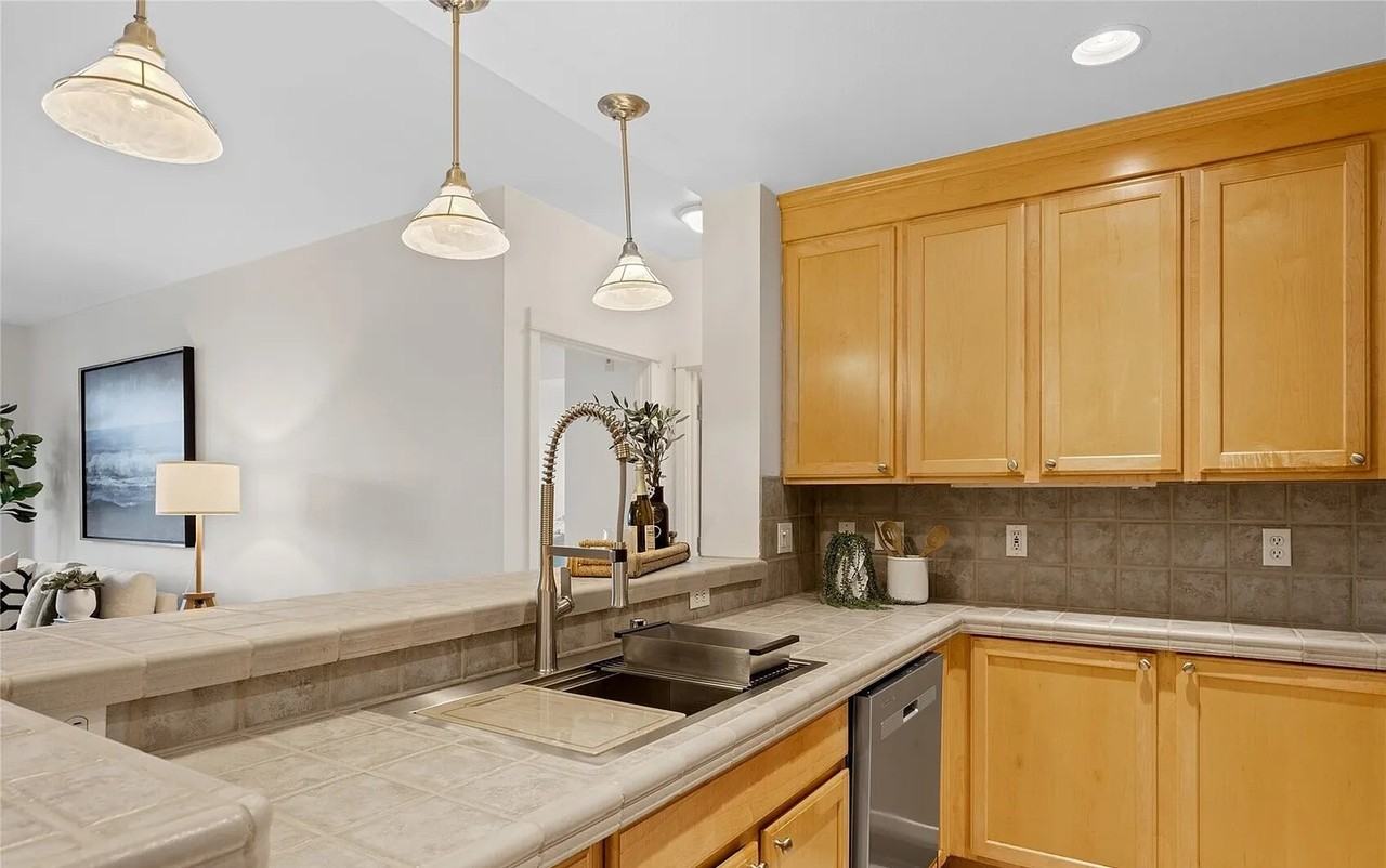 55 Williams Avenue South - Photo 2 of 9