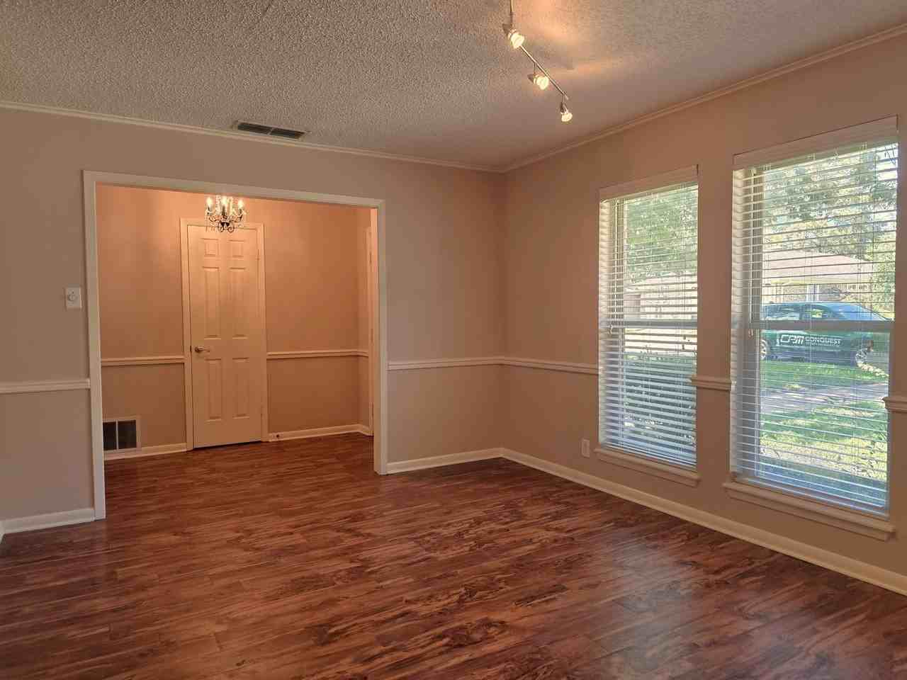 1404 Woodbridge Dr - Photo 4 of 41