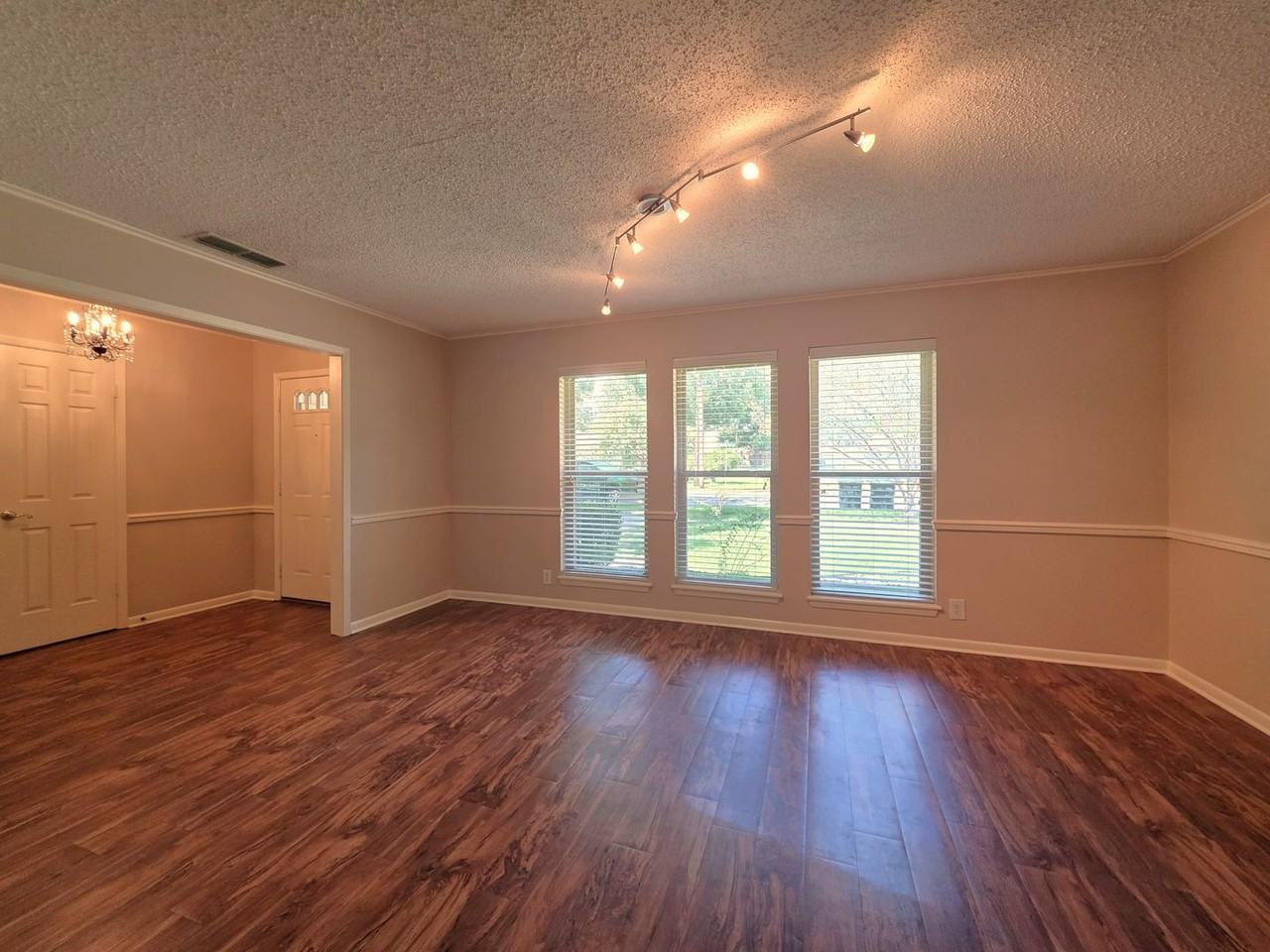 1404 Woodbridge Dr - Photo 5 of 41