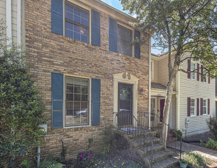 1629 Ashwood Lane - Photo 3 of 12