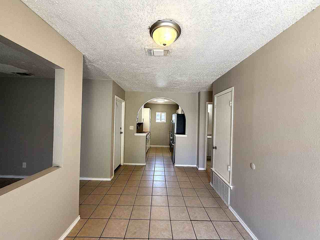 2105 Coach Dr - Photo 6 of 25