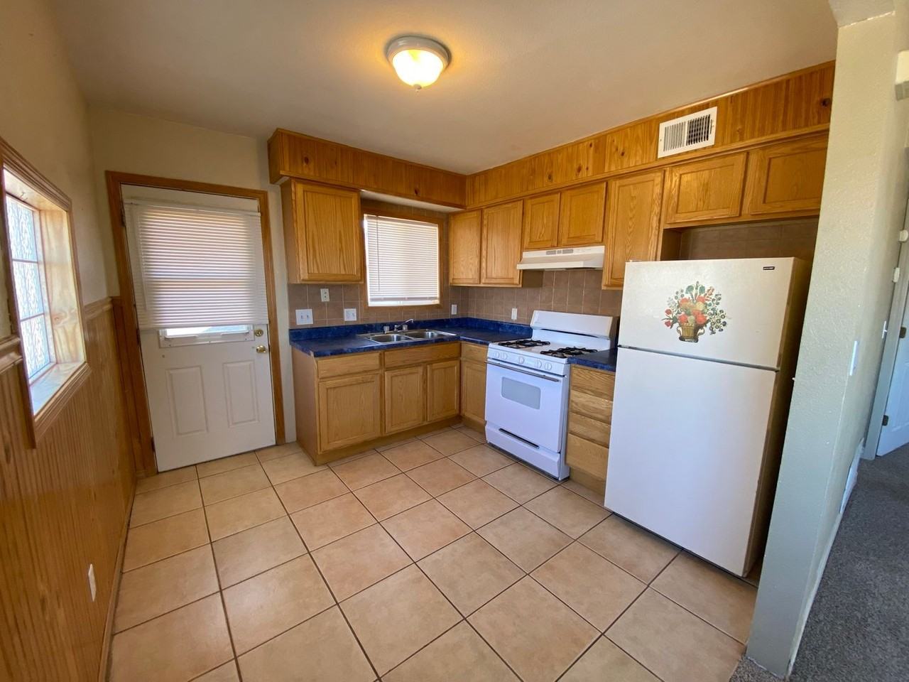 1712 Arlington St - Photo 3 of 7