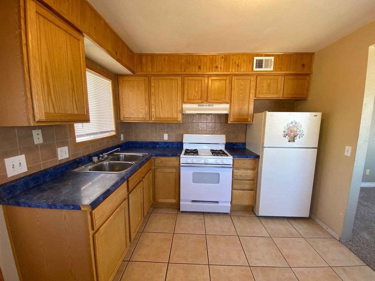 1712 Arlington St - Photo 4 of 7