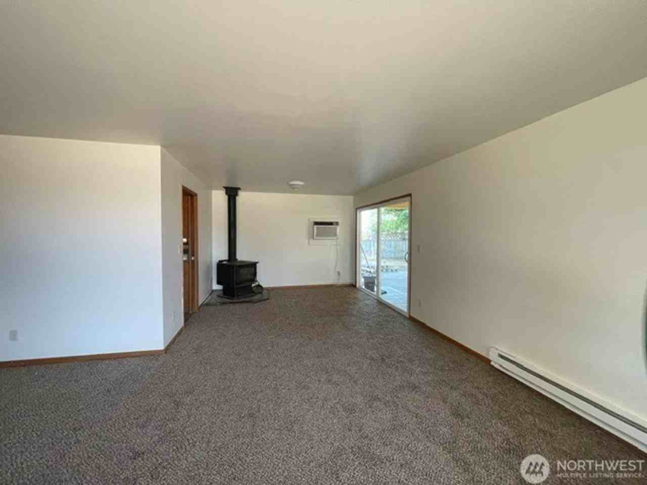 511 Castle Dr - Photo 2 of 10
