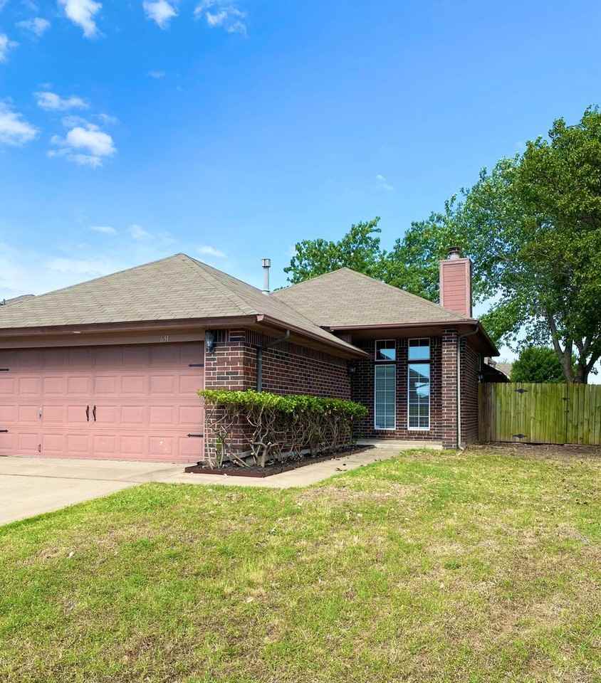 631 Stoneridge Dr - Photo 2 of 27