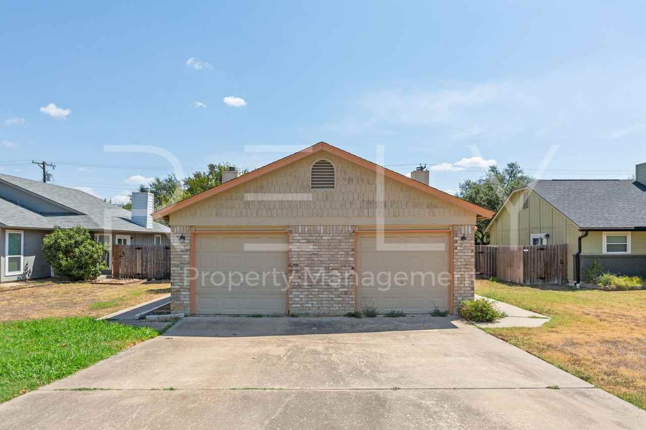 409 Greenlawn Blvd - Photo 2 of 31