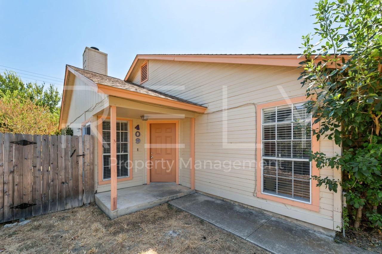 409 Greenlawn Blvd - Photo 3 of 31
