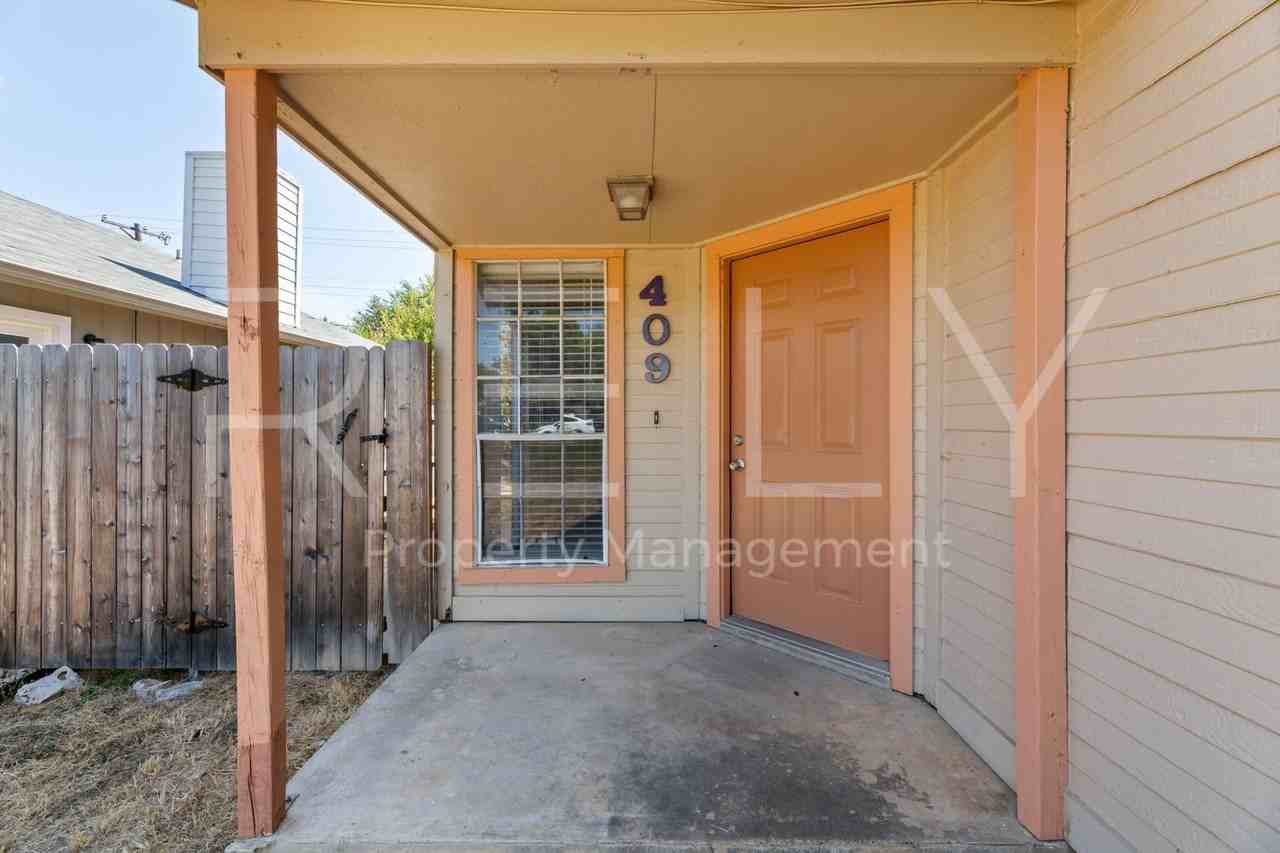 409 Greenlawn Blvd - Photo 4 of 31