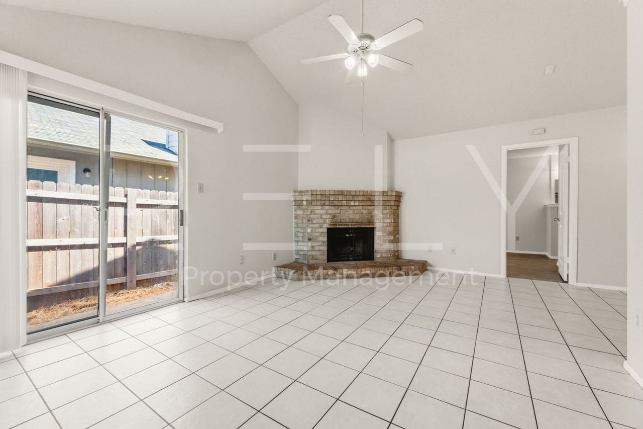 409 Greenlawn Blvd - Photo 6 of 31